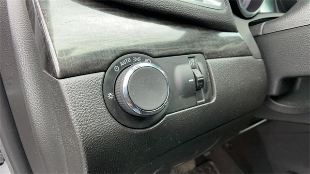 Used 2016 Silver Buick Base image 12