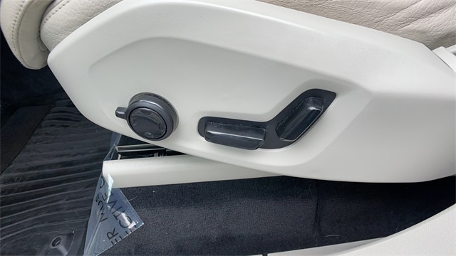 Used 2016 White Volvo T8 Momentum image 38