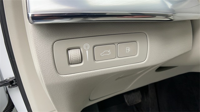 Used 2016 White Volvo T8 Momentum image 14