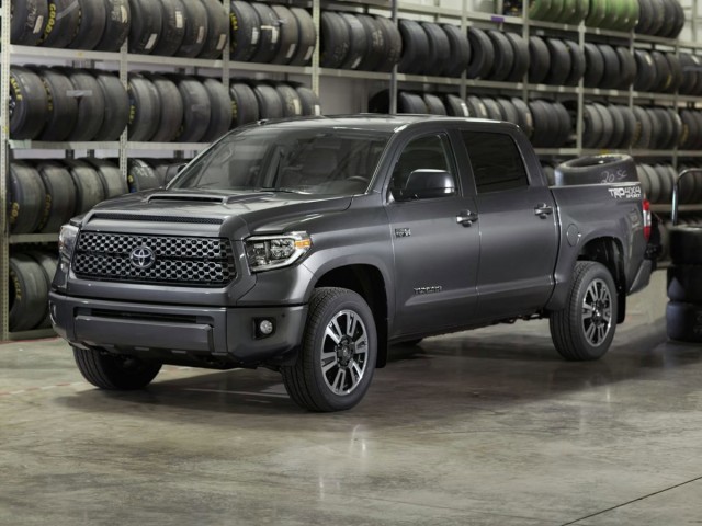 PRE-OWNED 2019 TOYOTA TUNDRA 4WD SR5 4WD CREW CAB PICKUP