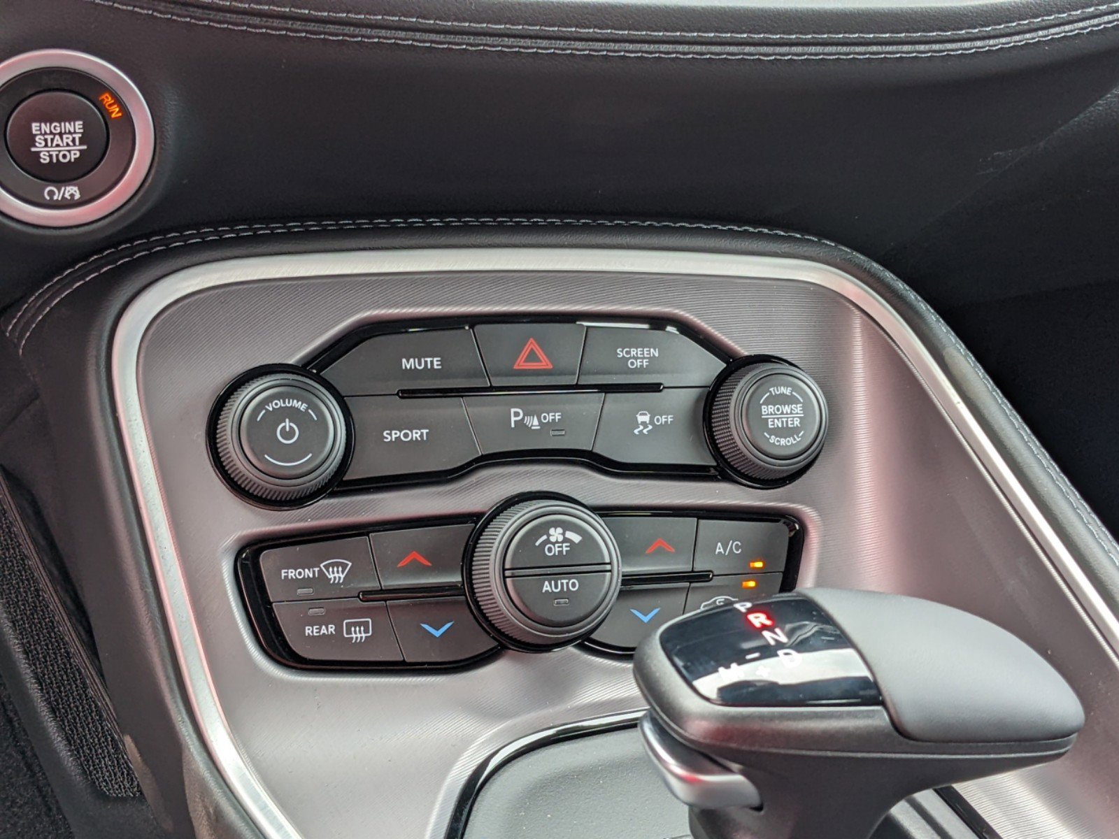 New 2022 White Knuckle Exterior Paint Dodge SXT image 25