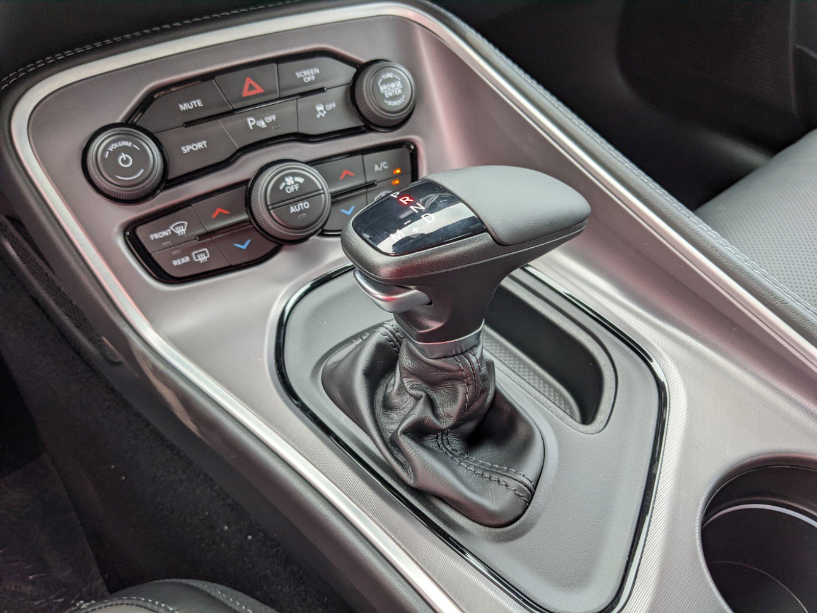 New 2022 White Knuckle Exterior Paint Dodge SXT image 26