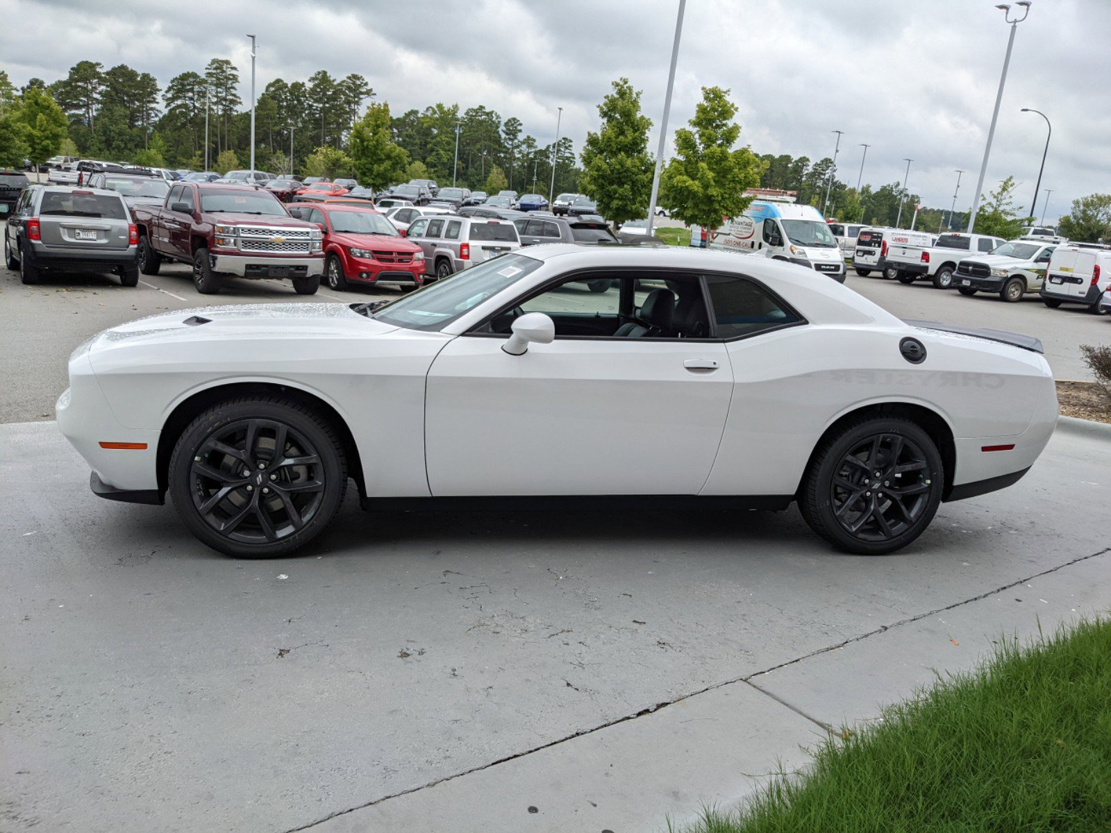 New 2022 White Knuckle Exterior Paint Dodge SXT image 4