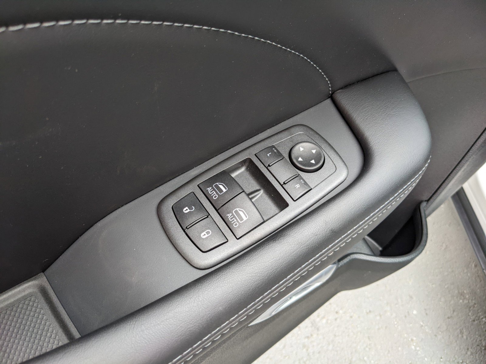 New 2022 White Knuckle Exterior Paint Dodge SXT image 16