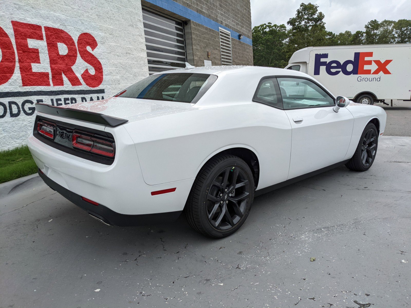 New 2022 White Knuckle Exterior Paint Dodge SXT image 7
