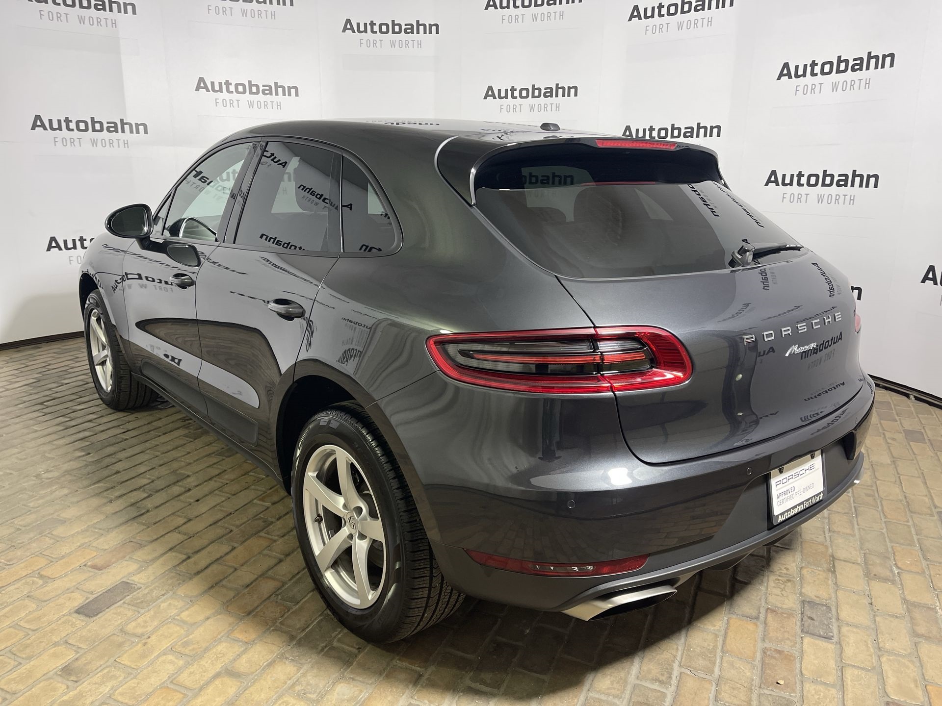 Certified Pre-Owned 2017 Porsche Macan Base