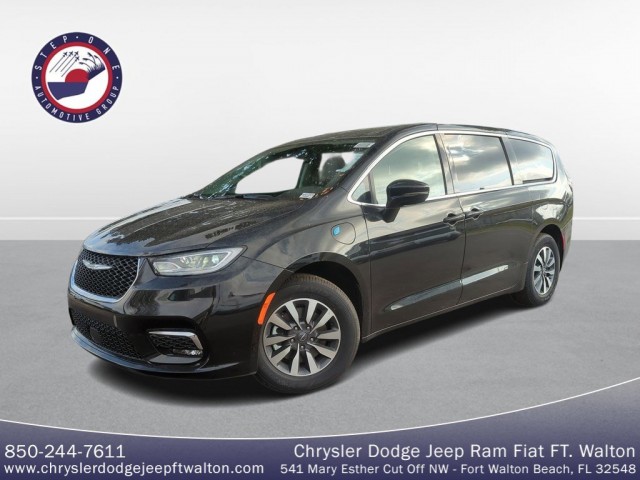 New 2022 Chrysler Pacifica Hybrid Touring L