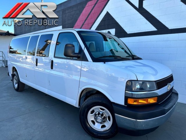 Pre-Owned 2020 Chevrolet Express Passenger RWD 3500 155" LT