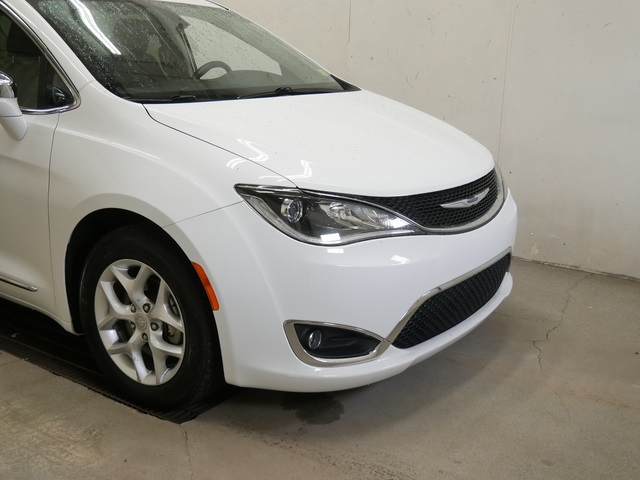 Used 2020 Chrysler Pacifica Limited with VIN 2C4RC1GG3LR289554 for sale in Burnsville, Minnesota