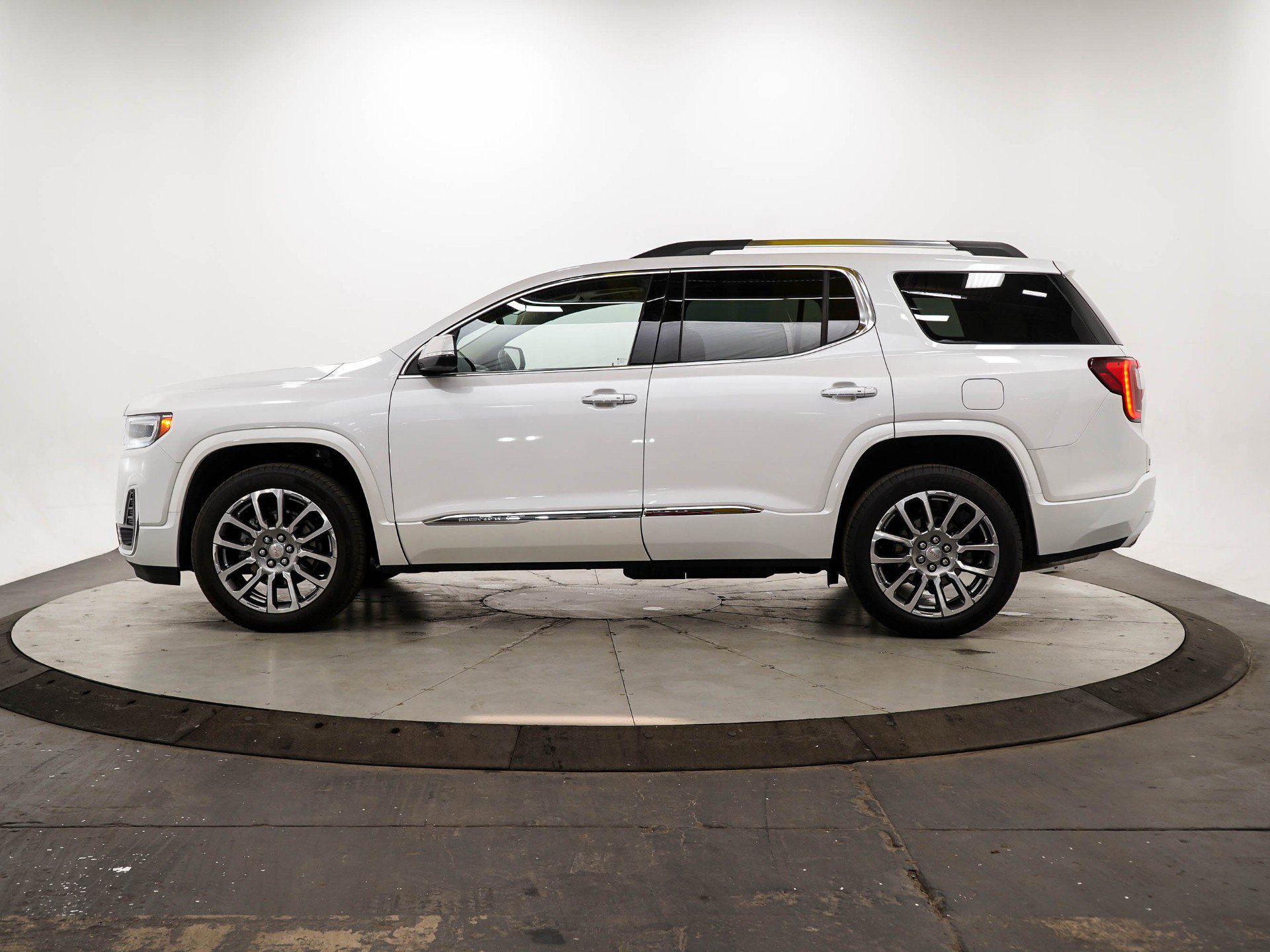 Used 2022 GMC Acadia Denali with VIN 1GKKNXLS5NZ182804 for sale in Bloomington, Minnesota