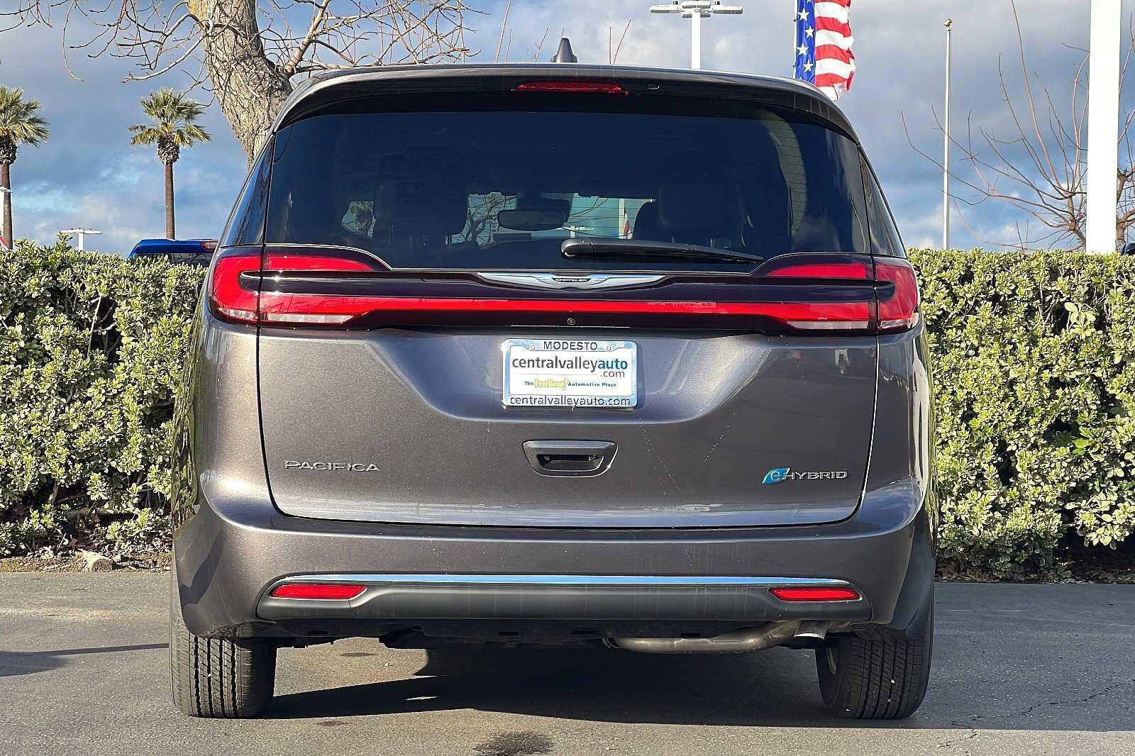 New 2022 Chrysler Pacifica Hybrid Touring L