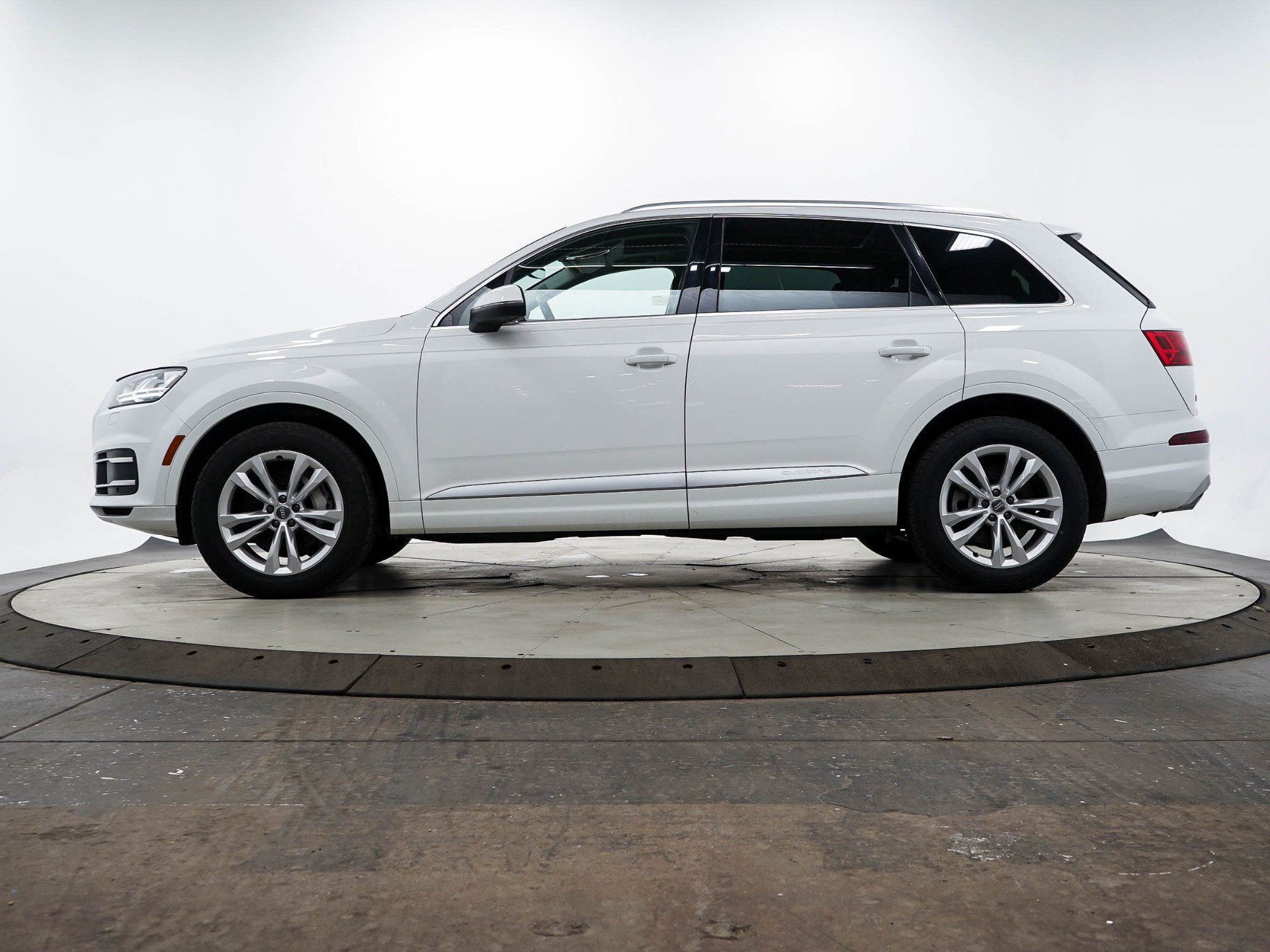 Used 2019 Audi Q7 Premium Plus with VIN WA1LAAF71KD046298 for sale in South Saint Paul, Minnesota