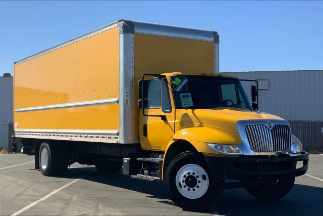 2018 International 4300 SBA 4X2 