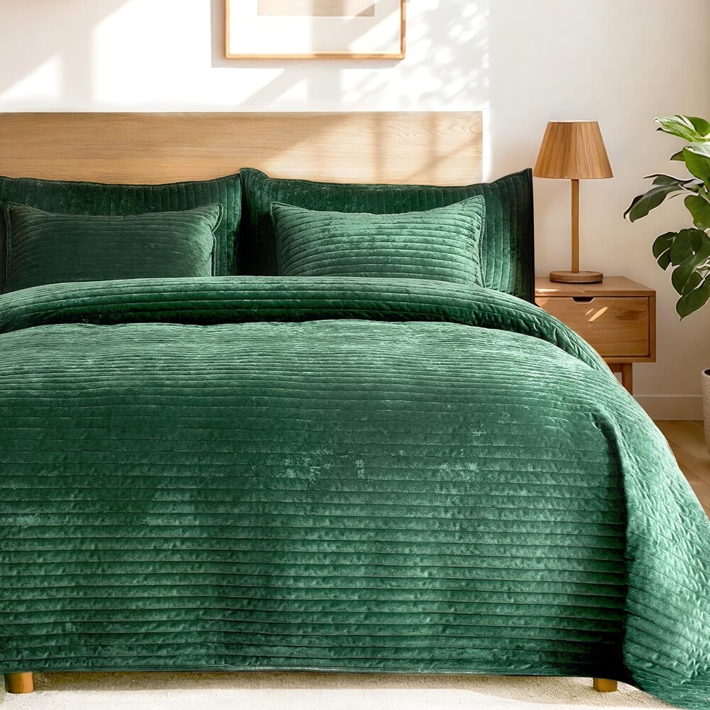 Luxury Velvet Quilt Set Queen Size 3 Pieces，Soft Cozy Oversized Striped Velvet Comforter Set with 2 Pillow Shams，Lightweight Coverlet Bedspread Bedding Set for All Seasons(Forest Green,90"x96")