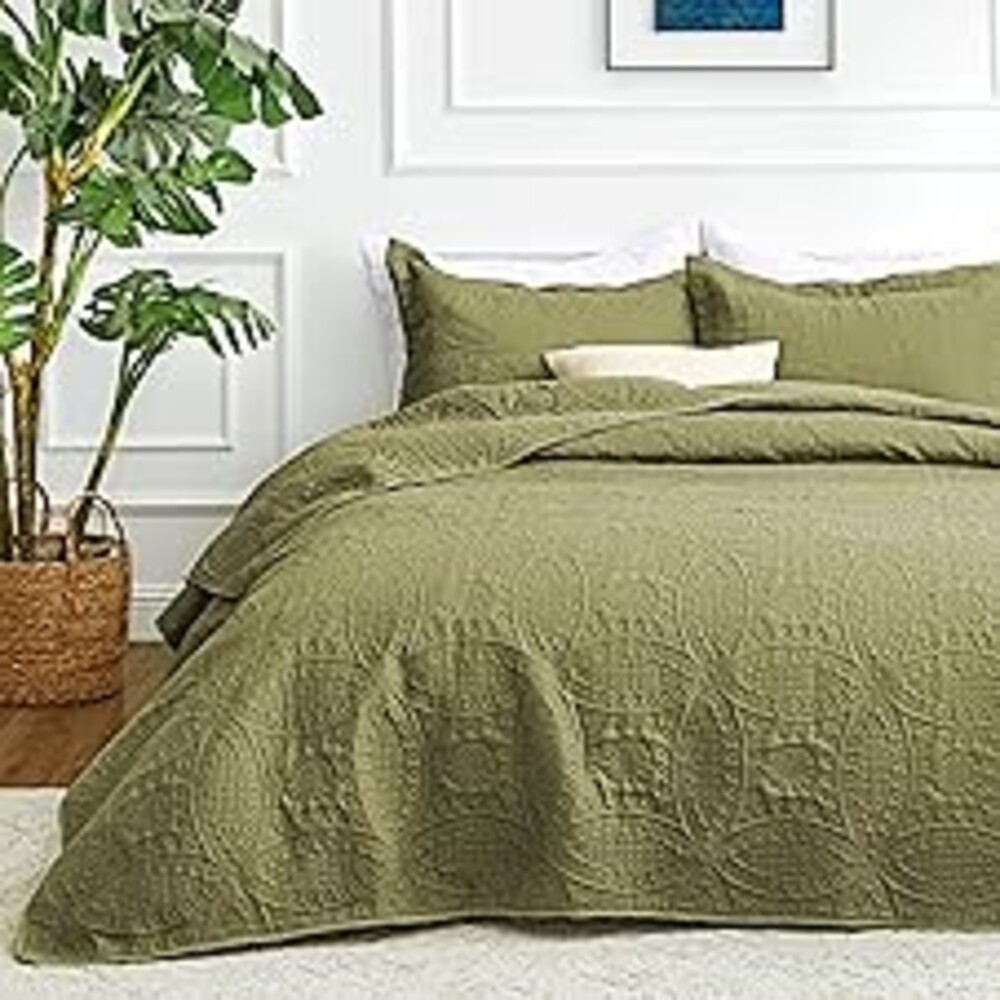 Love's cabin Oversized King Size Quilt Bedding Set Green Bedspreads - Oversized King Lightweight Bedspread Comforter - Coin Pattern Coverlet for All Season - 3 Pieces (1 Quilt, 2 Pillow Shams)