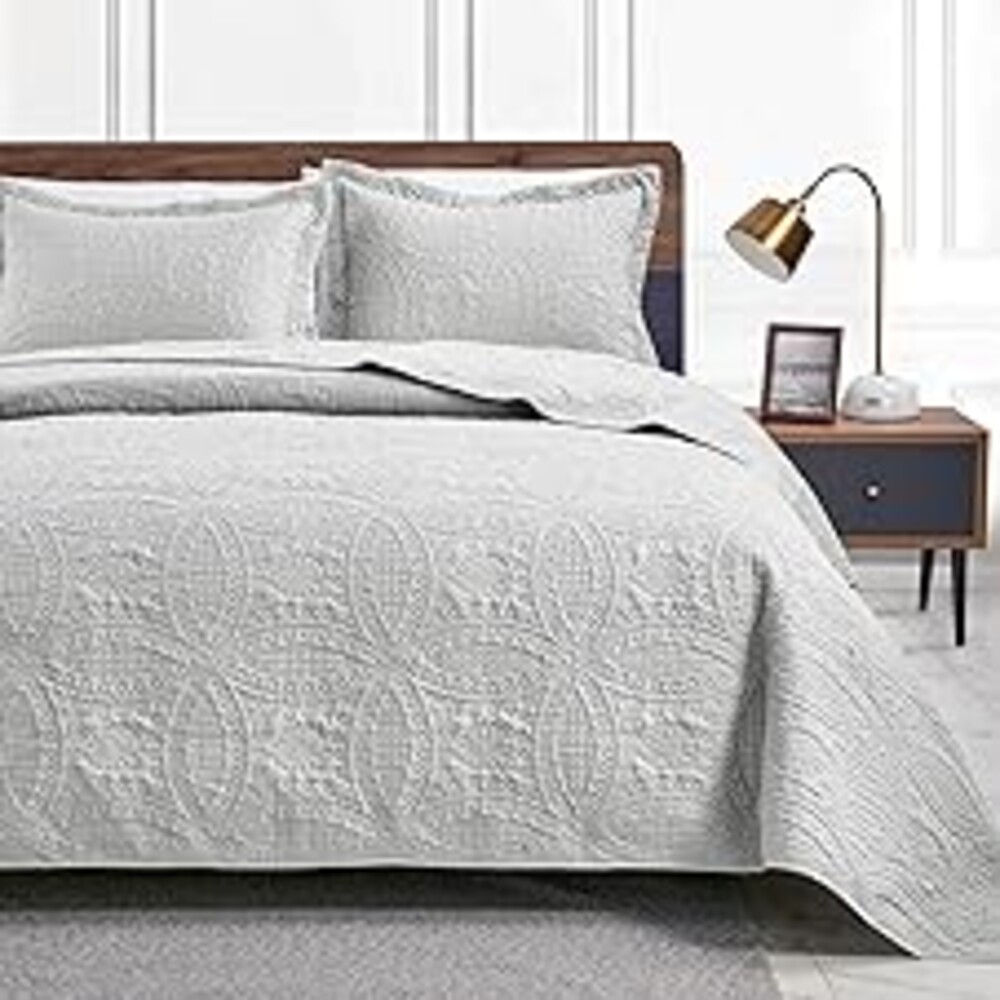 Love's cabin Oversized King Size Quilt Bedding Set Light Grey Bedspreads - Oversized King Lightweight Bedspread Comforter - Coin Pattern Coverlet for All Season - 3 Pieces (1 Quilt, 2 Pillow Shams)
