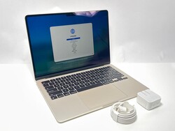Apple MacBook Air 2024 13.6" M3 16GB RAM 512GB SSD, Starlight