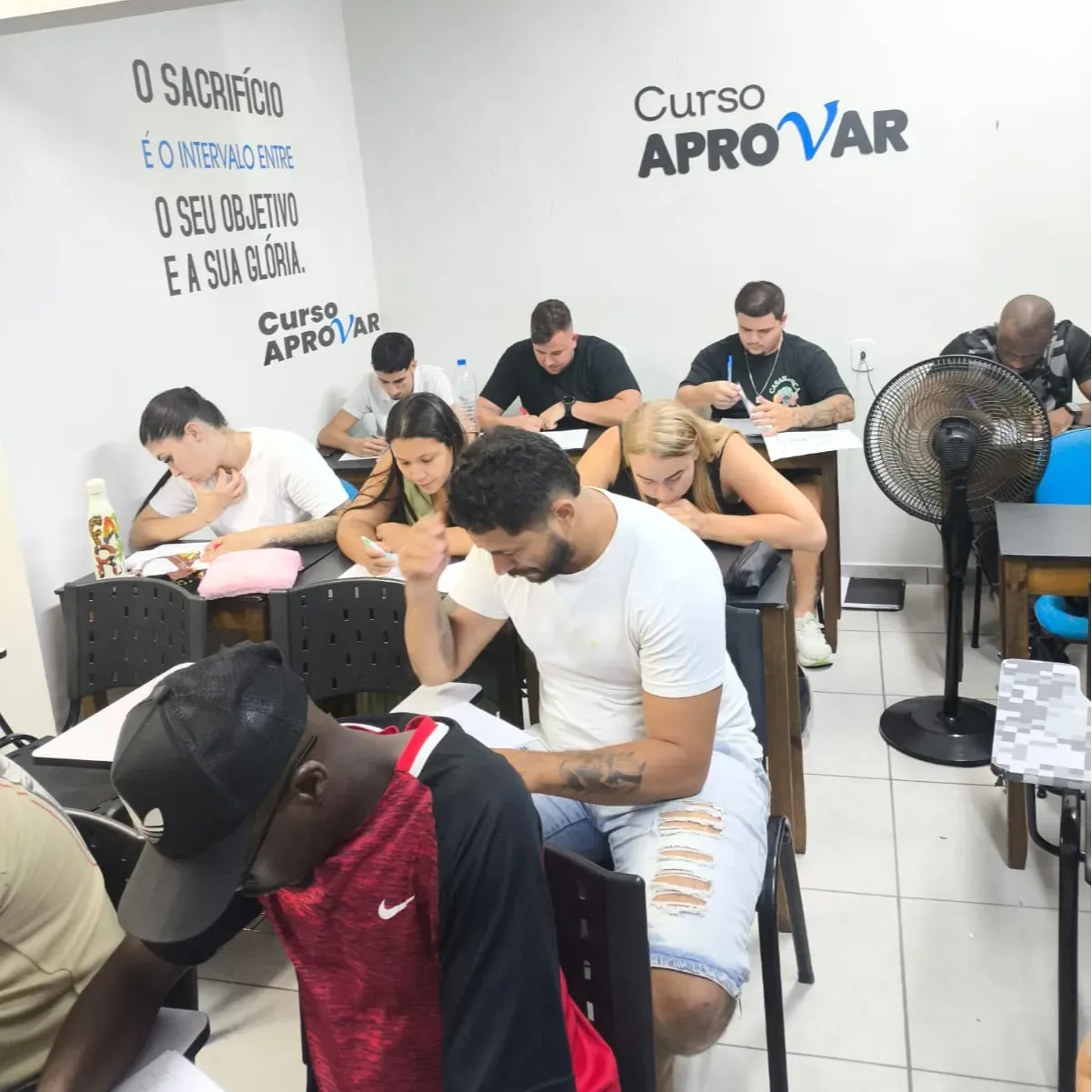 Alunos em simulado presencial