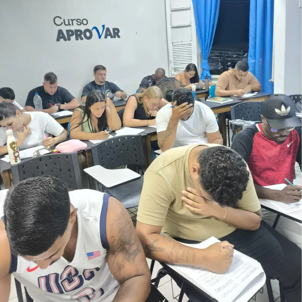 Alunos em simulado presencial