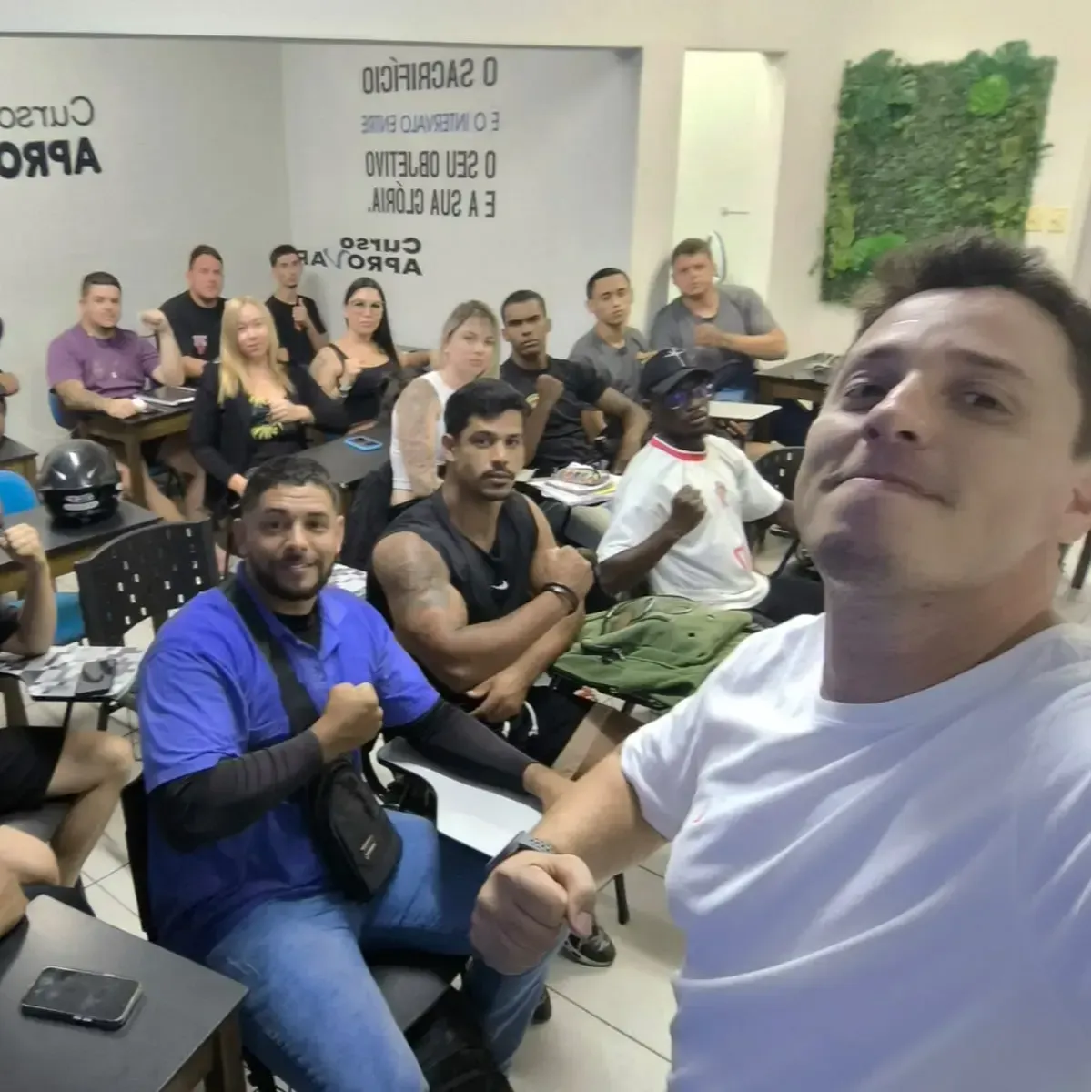 Formatura de um aprovado acompanhado pela equipe
