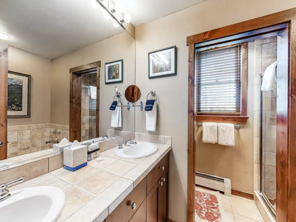Main street location walk lifts with Shared pool and hot tub