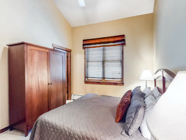 Main street location walk lifts with Shared pool and hot tub