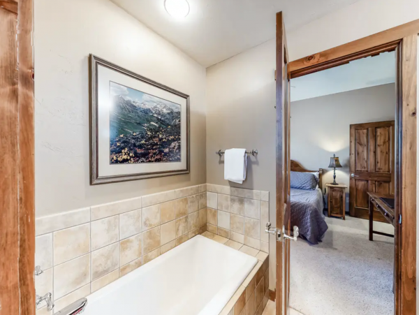 Main street location walk lifts with Shared pool and hot tub