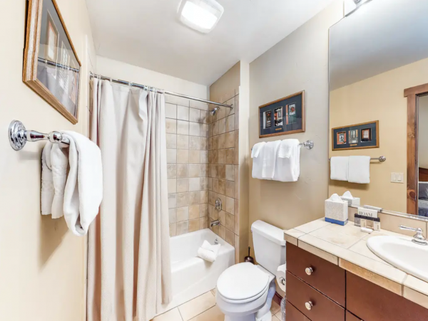 Main street location walk lifts with Shared pool and hot tub