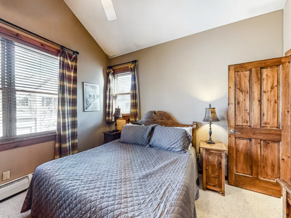 Main street location walk lifts with Shared pool and hot tub