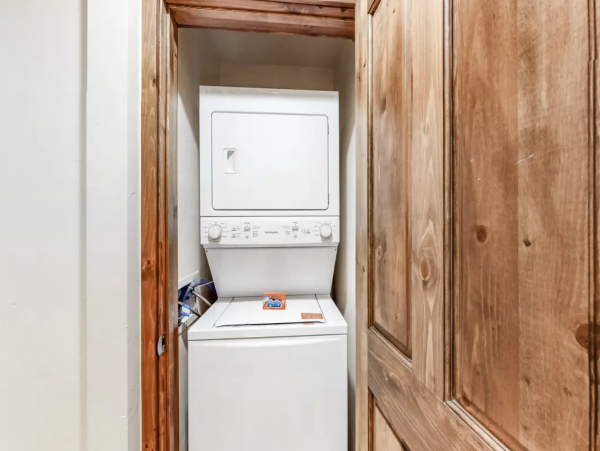 Main street location walk lifts with Shared pool and hot tub