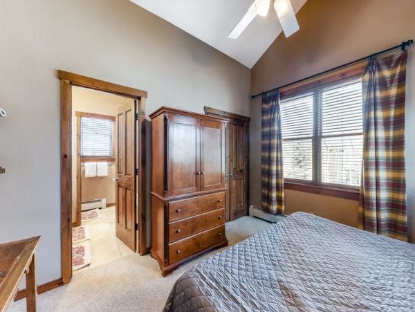 Main street location walk lifts with Shared pool and hot tub