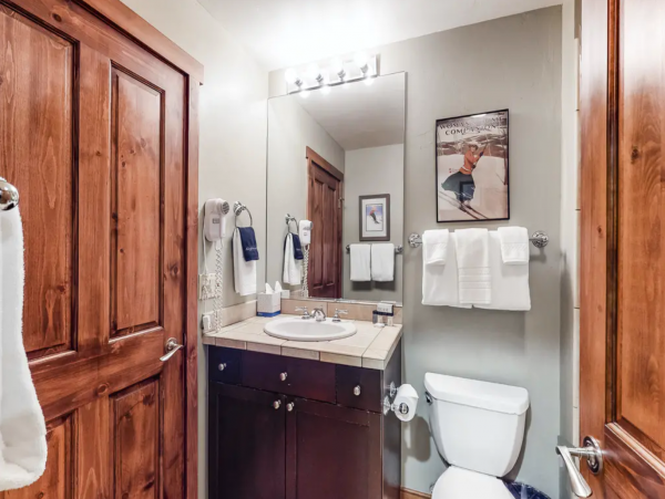 Main street location walk lifts with Shared pool and hot tub