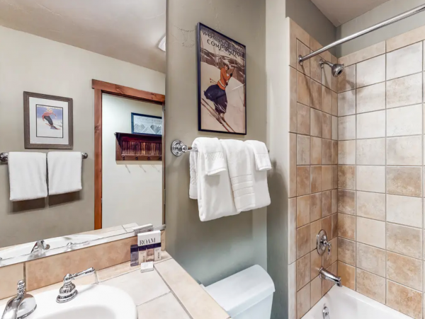 Main street location walk lifts with Shared pool and hot tub