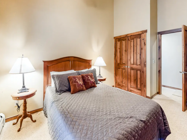Main street location walk lifts with Shared pool and hot tub