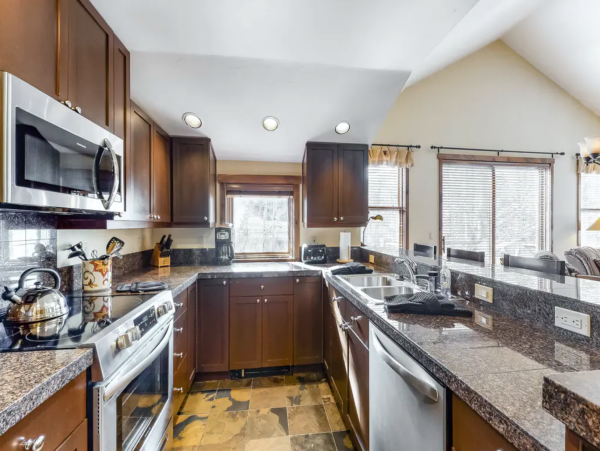 Main street location walk lifts with Shared pool and hot tub