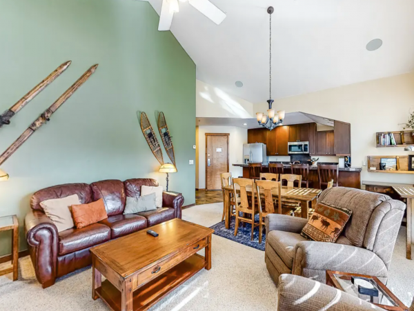 Main street location walk lifts with Shared pool and hot tub