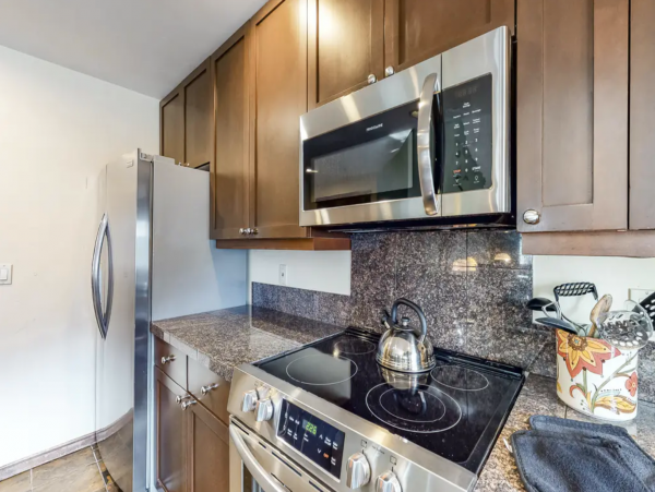 Main street location walk lifts with Shared pool and hot tub