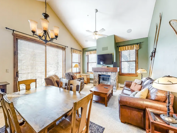 Main street location walk lifts with Shared pool and hot tub