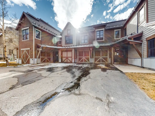 Main street location walk lifts with Shared pool and hot tub