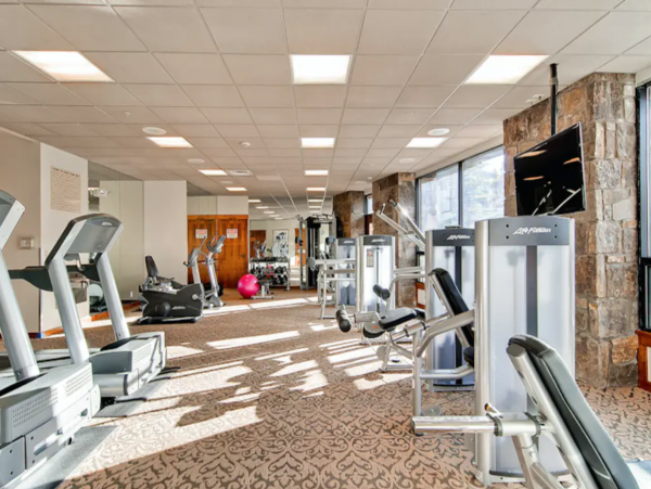 Main street location walk lifts with Shared pool and hot tub
