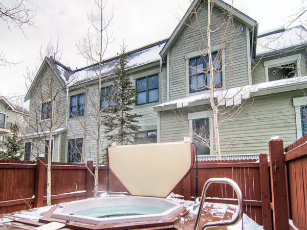 Main street location walk lifts with Shared pool and hot tub