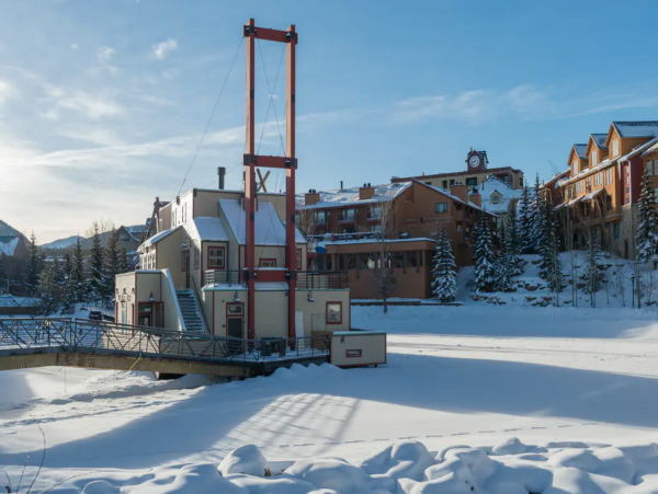 Main street location walk lifts with Shared pool and hot tub