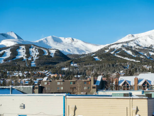 Main street location walk lifts with Shared pool and hot tub