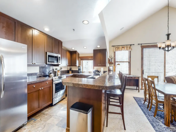 Main street location walk lifts with Shared pool and hot tub