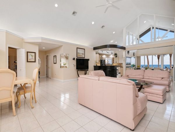 Bay Front Vacation Home in Anna Maria Island 12 Guests