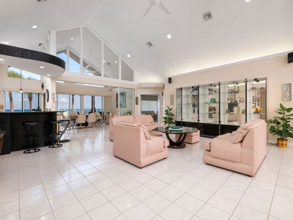 Bay Front Vacation Home in Anna Maria Island 12 Guests
