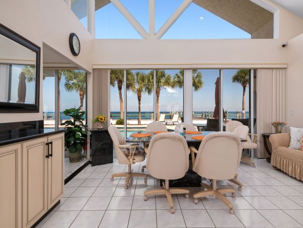 Bay Front Vacation Home in Anna Maria Island 12 Guests