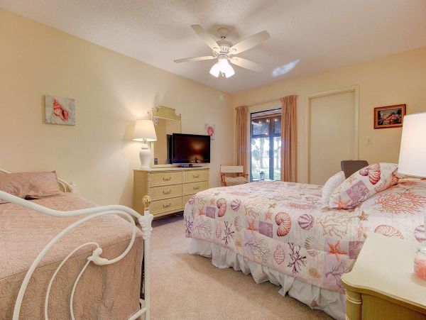 2 Bedroom Vacation Condo in Sarasota with Tennis Court