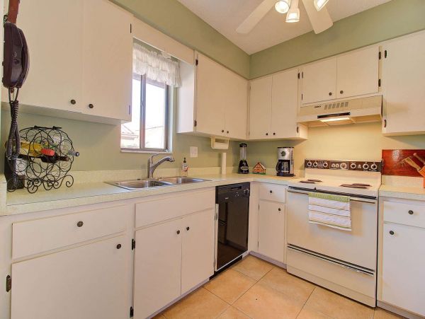 2 Bedroom Vacation Condo in Sarasota with Tennis Court
