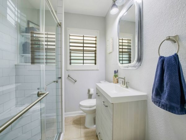 Four Bedroom Vacation Home with Pool and Short Walk to Beach